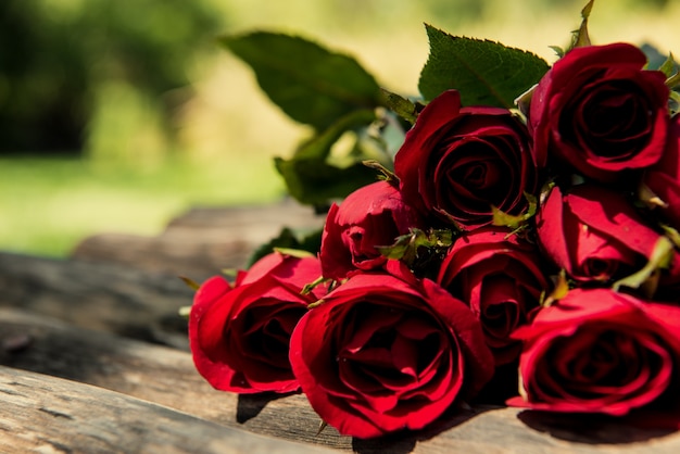 Rosen auf braunem hölzernem Hintergrund. Hintergrund des Valentinstag Konzeptes und des Liebeskonzeptes.