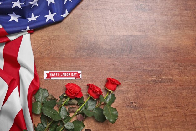 Rosen und amerikanische Flagge auf Holzhintergrund Labor Day Konzept