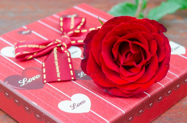 Rosen und Geschenke anlässlich des Valentinstags.