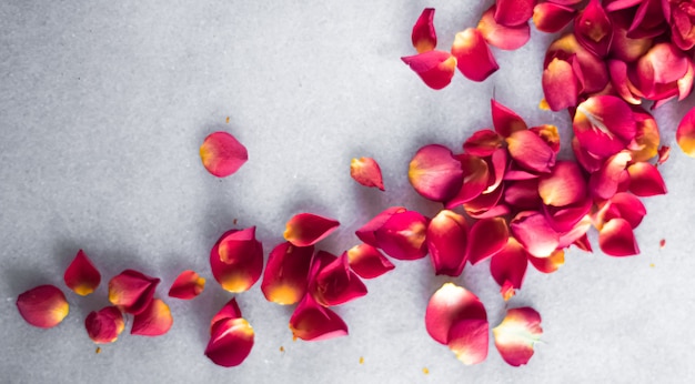 Rosenblätter auf Marmorhintergrund, Blumendekor und Hochzeits-Flatlay-Urlaubsgrußkartenhintergrund für Veranstaltungseinladungs-Flachdesign