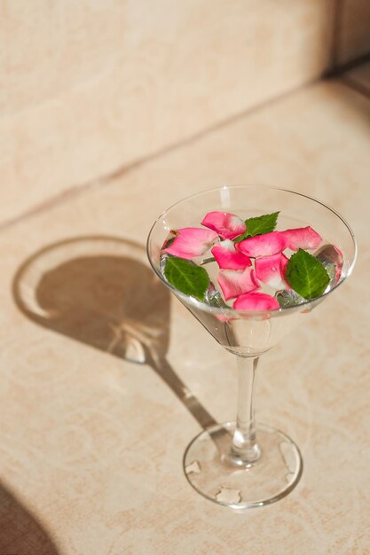 Rosenblätter in einem Martini-Glas-Konzept von Schönheitsstil und Mode