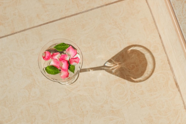 Rosenblätter in einem Martini-Glas-Konzept von Schönheitsstil und Mode