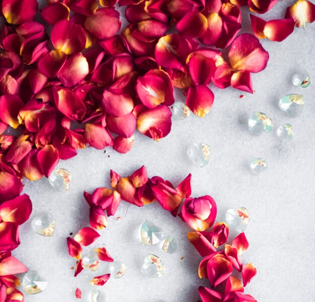 Rosenblüten auf Marmorhintergrund Blumendekor und Hochzeit Flatlay Urlaub Grußkarte Hintergrund für...