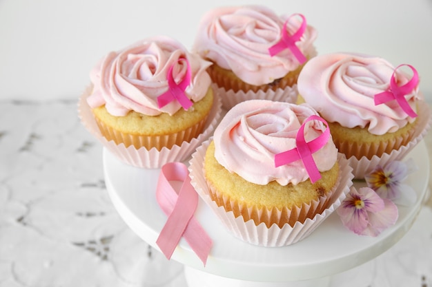 Rosenblütenkleine kuchen für rosa Bandtag, Brustkrebsbewusstsein