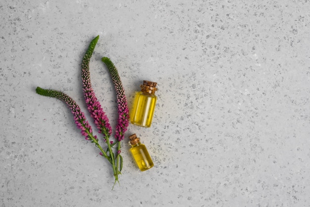 Rosenblume und ätherisches Öl. Spa und Aromatherapie