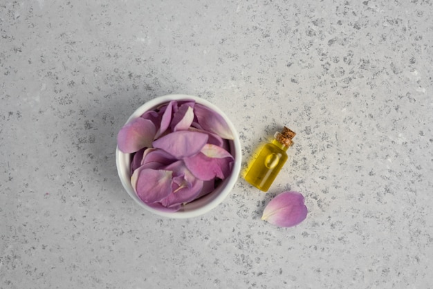 Rosenblume und ätherisches Öl. Spa und Aromatherapie