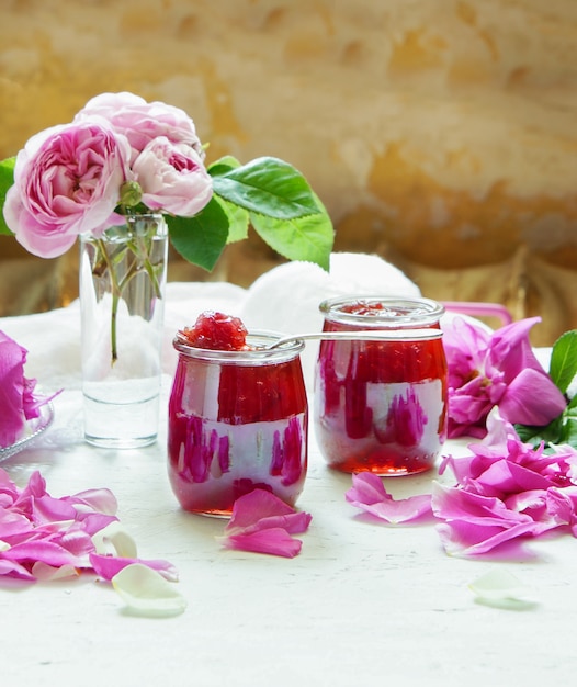 Rosenblumenblattmarmelade auf dem weißen Hintergrund