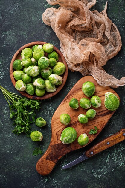 Rosenkohl auf grünem konkretem Hintergrund