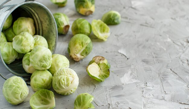 Rosenkohl in einem Eimer auf grauem Hintergrund hautnah