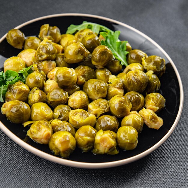 Rosenkohl-Konserven, Gemüsemahlzeit, Snack auf dem Tisch, Kopierraum, Lebensmittelhintergrund