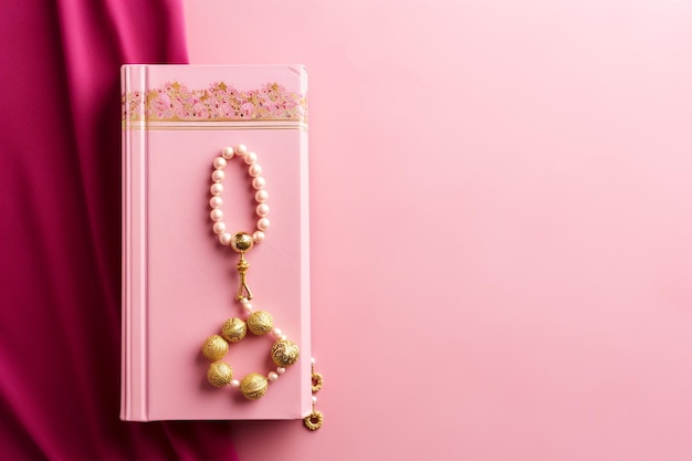 Rosenkranz aus dem Koran auf rosa Hintergrund