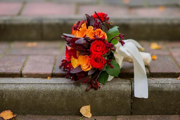 Foto rosensträuß auf dem fußweg