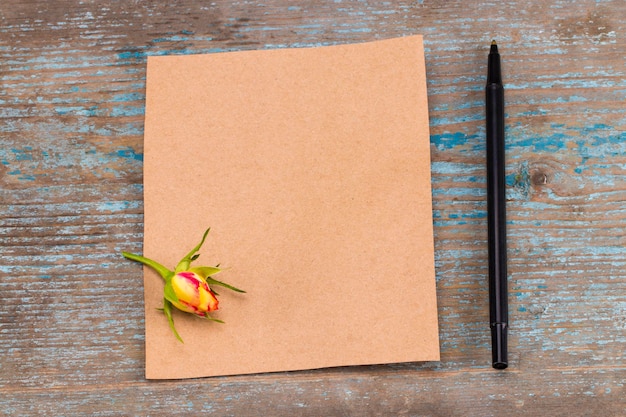 Rosenstrauß, altes Blatt Papier und Stift. Platz kopieren.