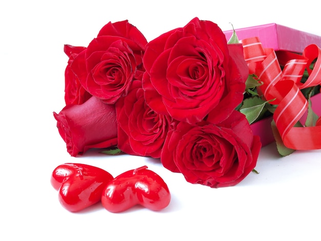 Rosenstrauß in Geschenkbox und Herzkerzen
