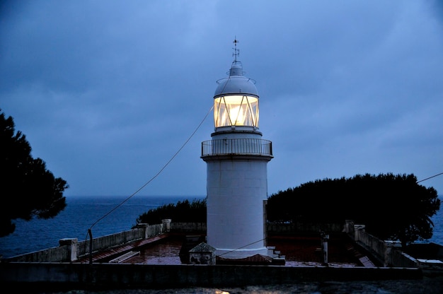 Roses Girona Spanien Küste Katalonien Leuchtturm im Sonnenuntergang