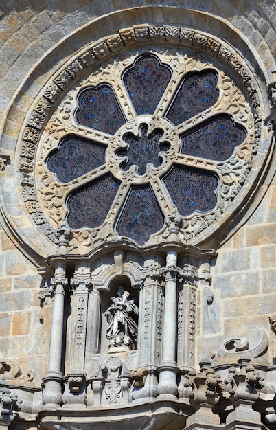 Rosetón en la fachada de la Catedral de Oporto, Iglesia Católica Romana, Portugal. Construcción alrededor de 1110.