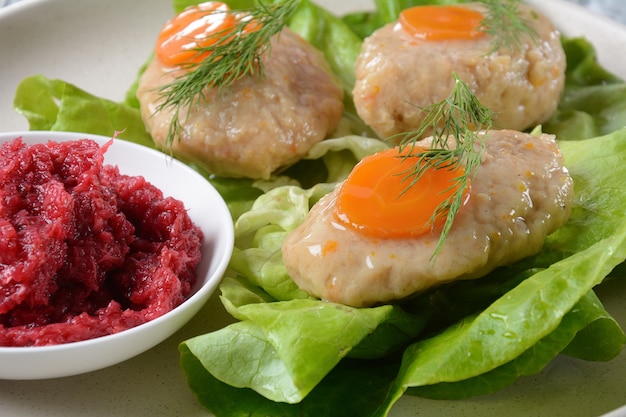 Rosh Hashana Tabelleneinstellung. Traditionelles jüdisches Passahfest - gefilter Fisch mit Karotten, Salat und Meerrettich.