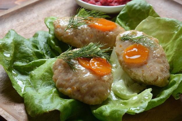 Rosh Hashana Tabelleneinstellung. Traditionelles jüdisches Passahfest - gefilter Fisch mit Karotten, Salat und Meerrettich.