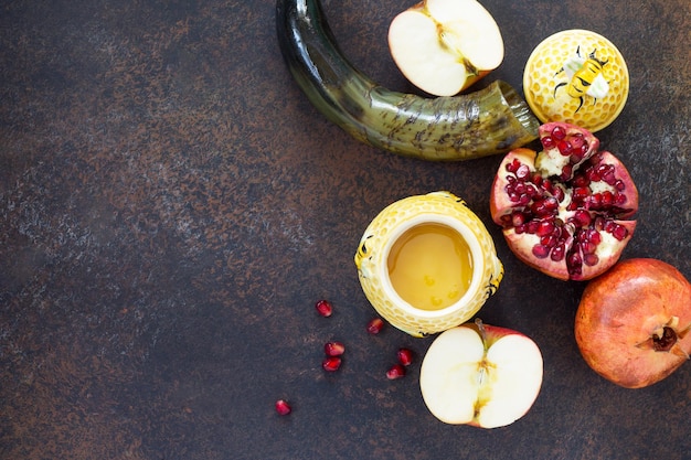 Rosh hashanah judaico ano novo símbolos tradicionais do feriado shofar mel maçã e romã