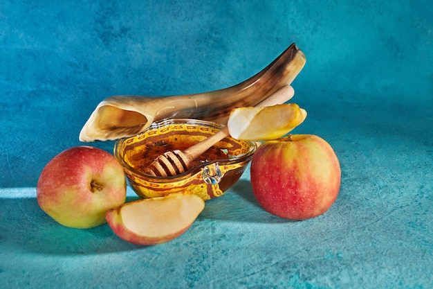 Rosh hashanah jüdisches Neujahrsfestkonzept Apfelförmige Schüssel mit Honigäpfeln Schofar sind traditionelle Symbole des Feiertags