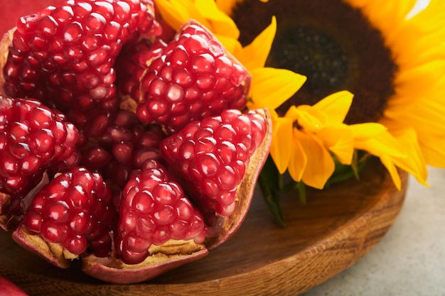 Rosh Hashanah Miel de manzana de granada madura y flores amarillas de girasol sobre fondo gris rústico Composición con símbolos otoño judío Rosh Hashanah atributos de vacaciones Vista superior con espacio de copia