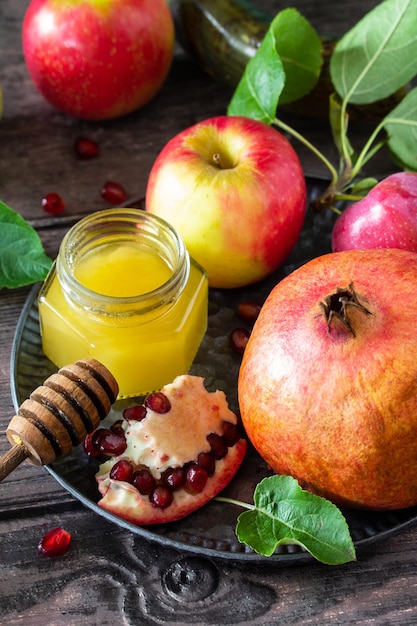 Rosh hashanah Traditionelle Symbole Honig frische Äpfel Granatapfel und Schofar auf einem Holztisch