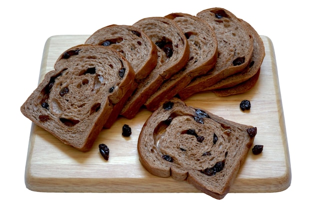 Rosinenbrot auf einem Holzbrett auf weißem Hintergrund geschnitten