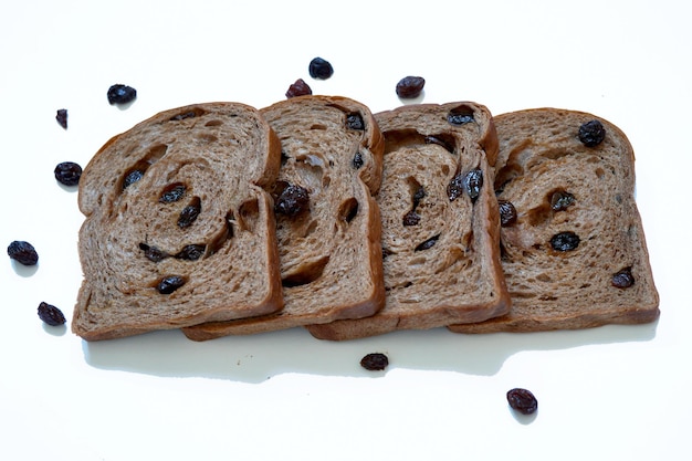 Rosinenbrot geschnitten auf weißem Hintergrund