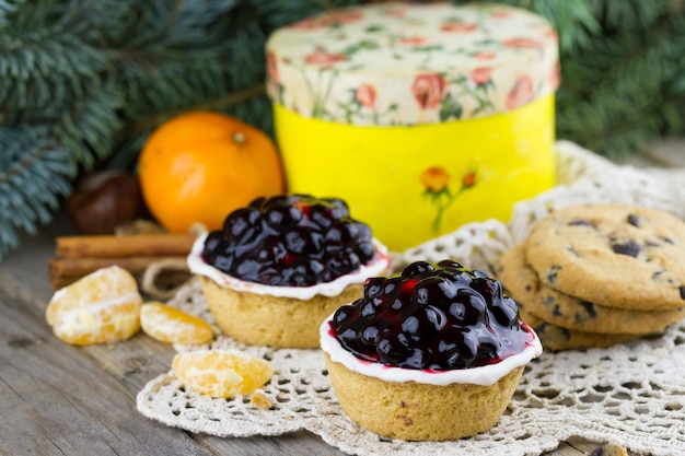 Rosinenkuchen mit Mandarinen und Tannenzweigen auf dem Tisch