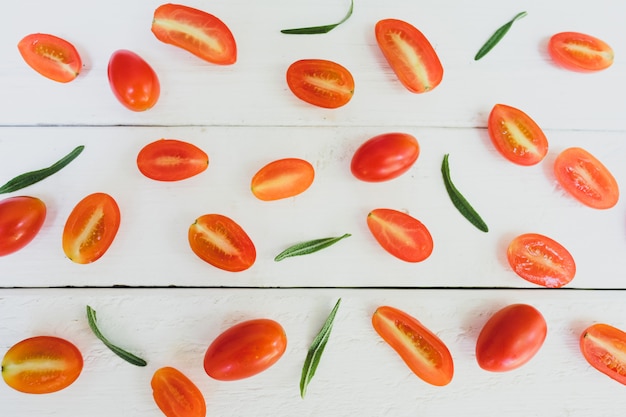 Rosmarin-Tomaten werden auf einen weißen Tisch gelegt.