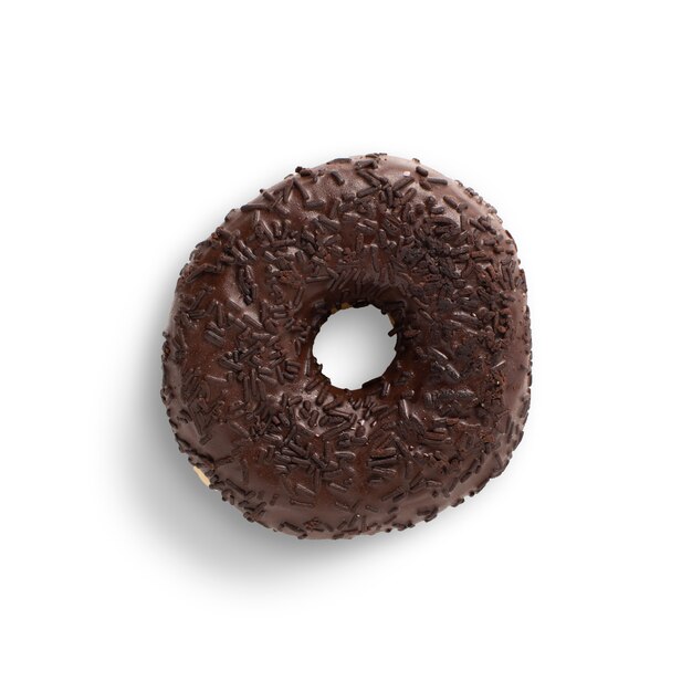 Una rosquilla de chocolate con chispas sobre un fondo blanco.