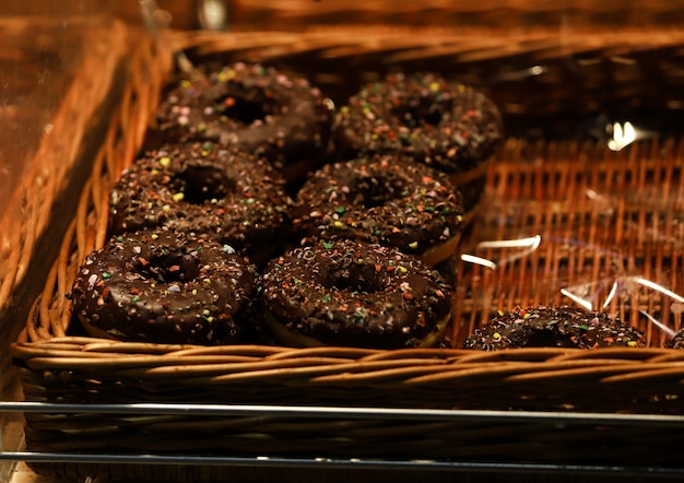 Rosquilla de chocolate con pepitas de colores, dulces de Bratislava