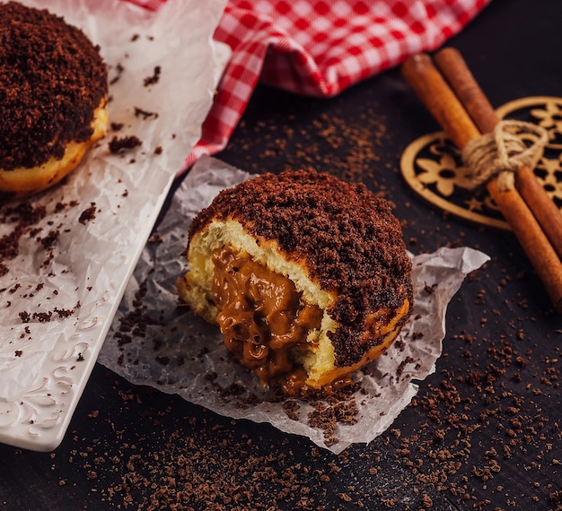 Rosquilla de chocolate con relleno pegajoso en el interior