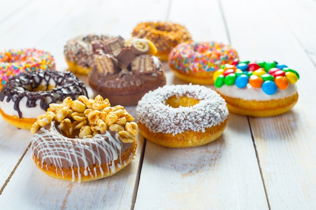 Rosquilla. Dulces de azúcar glas. Postre colorido snack.