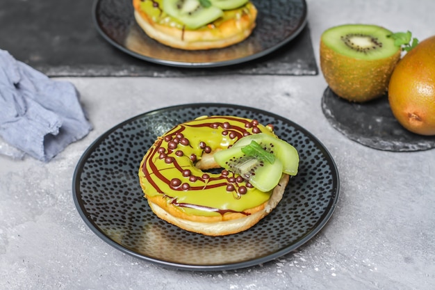 Rosquilla de kiwi dulce con chocolate espolvoreado