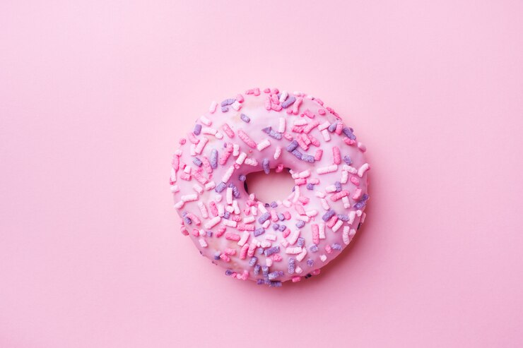 Rosquilla rosada en rosa. Vista superior Flat lay.