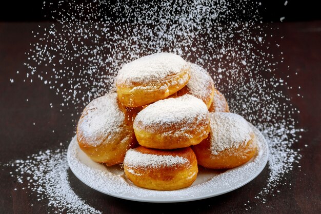 Rosquillas americanas caseras espolvoreadas con azúcar en polvo