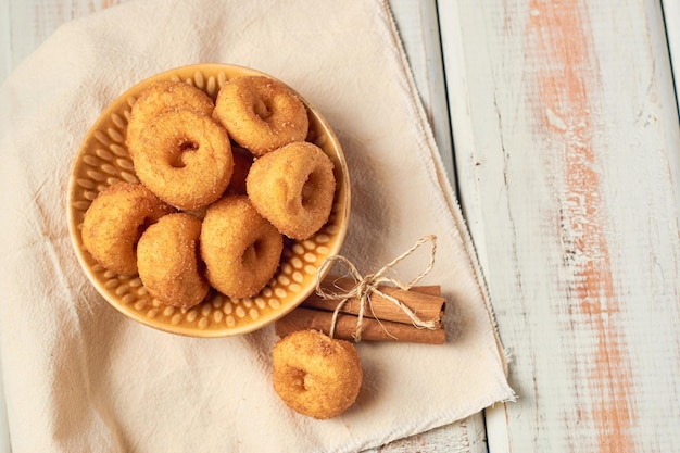 Rosquillas americanas tradicionales con glaseado de azúcar y canela