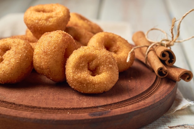 Rosquillas americanas tradicionales con glaseado de azúcar y canela