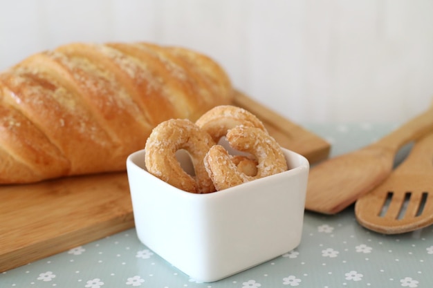 Rosquillas de azúcar en la mesa del desayuno