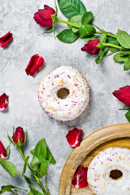 Rosquillas blancas con chispas.