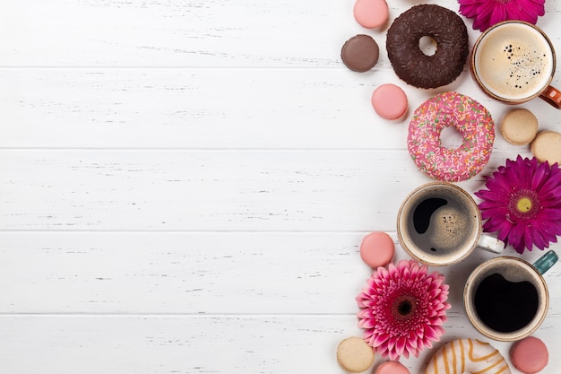 Rosquillas de café y flores.