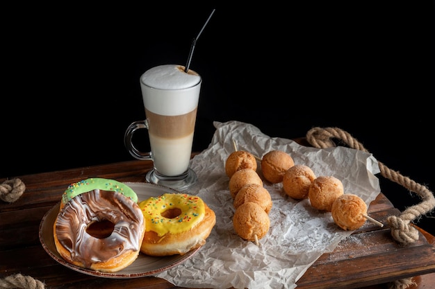 Rosquillas caseras frescas y café sobre un fondo Lo siguiente son bolas de queso View under 45