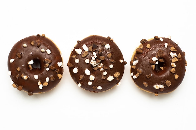 Rosquillas de chocolate dulce con nueces