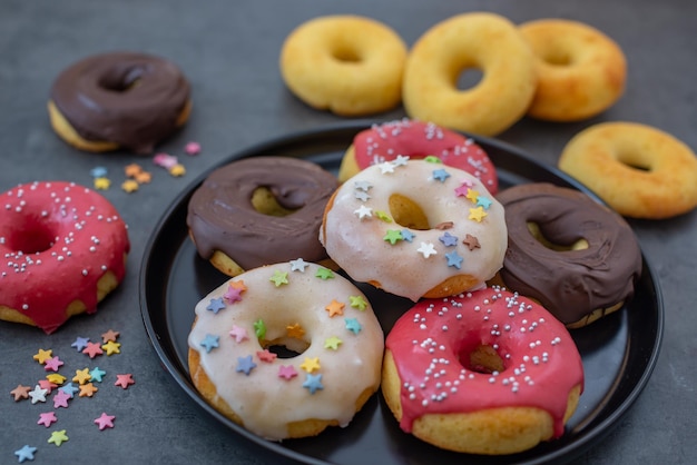 Rosquillas de colores sobre la mesa