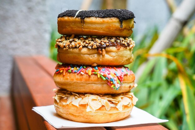 rosquillas de colores variados, con coberturas variadas de chocolate, nueces, almendras, queso, fresas,