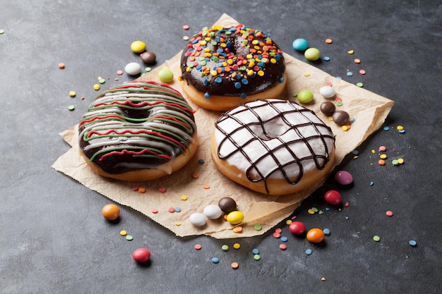 Rosquillas y dulces coloridos