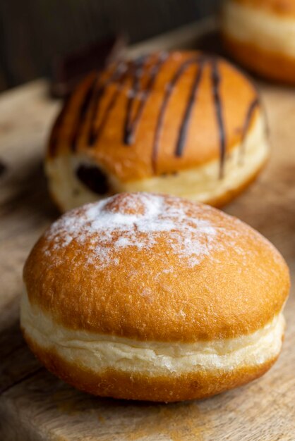 Rosquillas dulces de levadura con relleno de chocolate