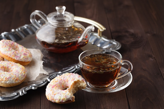 Rosquillas frescas para el desayuno con té