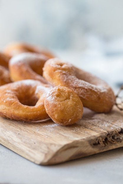 Rosquillas glaseadas de caramelo. A close up de donas glaseadas frescas en un ambiente de estudio. dulce donut